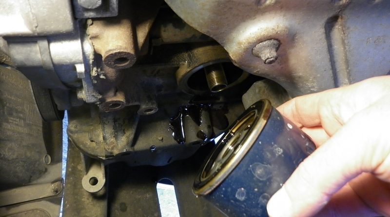 cum schimbam acasa filtrul si uleiul de motor la Dacia Logan