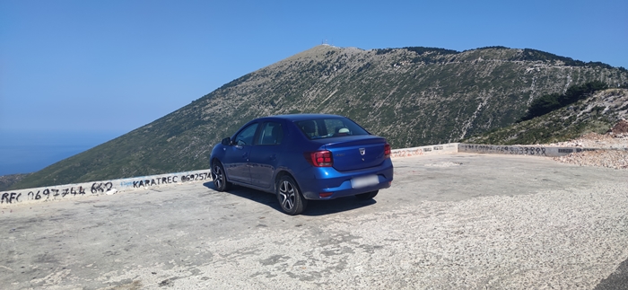 Masina albastra parcata cu fata spre mare, panoramic